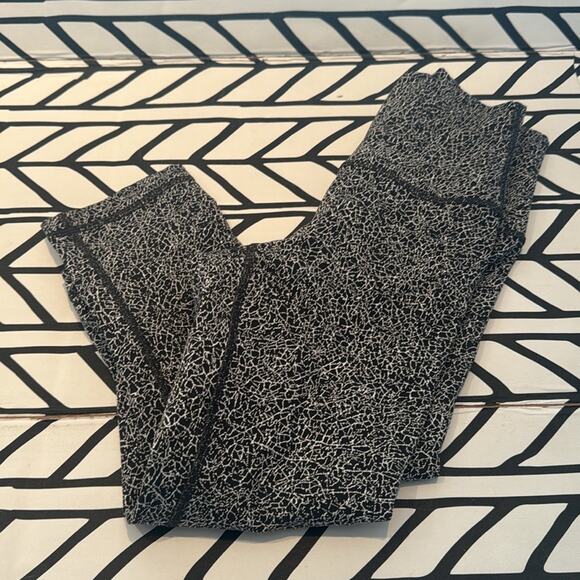 Lululemon Wunder Under High Rise 1/2 Tight in size 2 Luon Crackle Black White - Picture 5 of 6